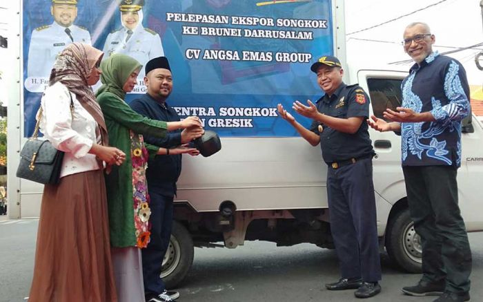 Bupati Gresik Lepas Ekspor Produk UMKM Songkok ke Brunei Darussalam Bupati Gresik Lepas Ekspor Produk UMKM Songkok ke Brunei Darussalam
