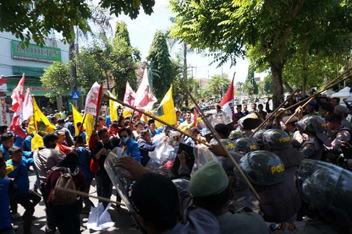 Demo Tolak UU MD3 di Jombang Ricuh, Mahasiswa dan Polisi Bentrok