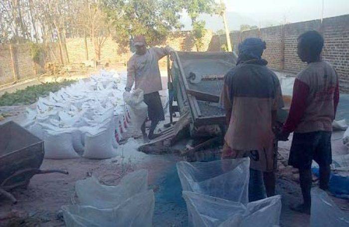 Gudang Pupuk Oplosan di Mojokerto Digerebek Tentara Gudang Pupuk Oplosan di Mojokerto Digerebek Tentara