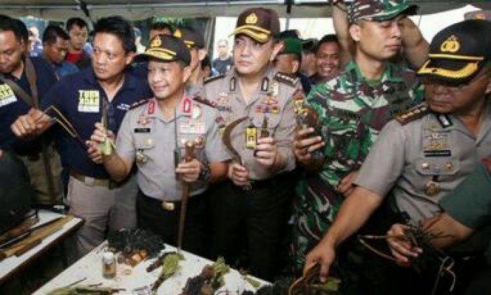 Ribuan Petugas Gabungan Sisir Kawasan Kalijodo, Ribuan Miras dan Anak Panah Diamankan Ribuan Petugas Gabungan Sisir Kawasan Kalijodo, Ribuan Miras dan Anak Panah Diamankan