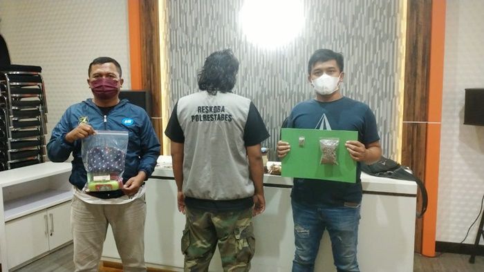 Ngganja di Rumah, Pria Lulusan S1 Warga Dupak Bandarejo Surabaya Dicokok Polisi Ngganja di Rumah, Pria Lulusan S1 Warga Dupak Bandarejo Surabaya Dicokok Polisi