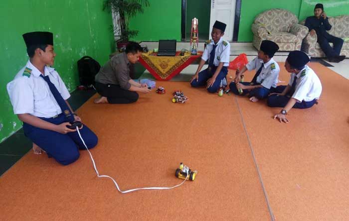 Keren, Santri Asal Blitar Ciptakan Robot Soccer, Bakal Ikut Lomba di Jepang Keren, Santri Asal Blitar Ciptakan Robot Soccer, Bakal Ikut Lomba di Jepang