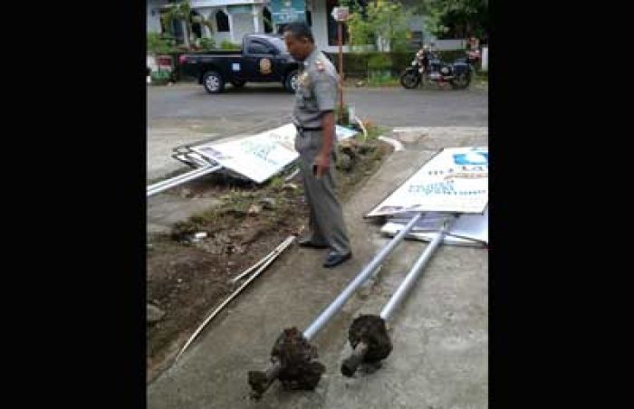 Pemasangan Tak Sesuai Bestek, Baliho Rokok di Pacitan Ambruk Timpa Pengendara Motor