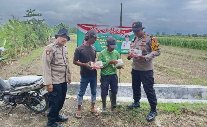 Polsek Balongbendo Serahkan Pupuk untuk Jagung ke Masyarakat Polsek Balongbendo Serahkan Pupuk untuk Jagung ke Masyarakat