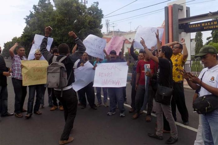 Puluhan Wartawan Situbondo Demo Tolak Remisi Nyoman Susrama