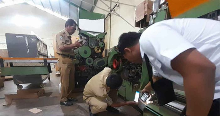 Disperindag Jatim Pasang Plakat Registrasi Mesin ke Pabrik Rokok di Pamekasan