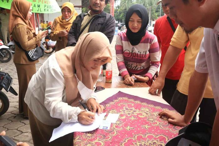Kendalikan Harga Beras, Pemkot Pasuruan Bersama Bulog Gelar Operasi Pasar Kendalikan Harga Beras, Pemkot Pasuruan Bersama Bulog Gelar Operasi Pasar