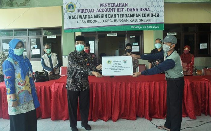 Wabup Qosim Serahkan BLT DD Dampak COVID-19 di 4 Desa Wabup Qosim Serahkan BLT DD Dampak COVID-19 di 4 Desa