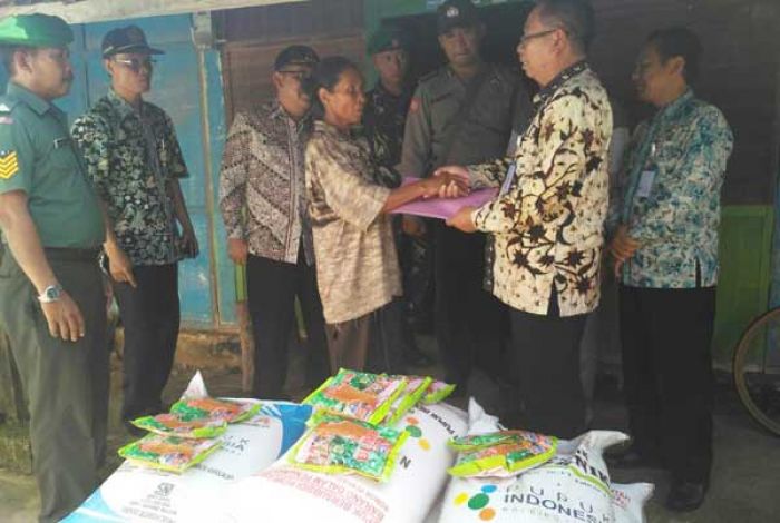 Pemkab Tuban Santuni Pemilik Lahan Jagung Tempat Penggerebekan Teroris Pemkab Tuban Santuni Pemilik Lahan Jagung Tempat Penggerebekan Teroris