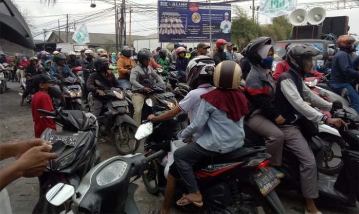 Protes Bau Tak Sedap, Ribuan Warga Manyar Demo PT. Cargil Indonesia Protes Bau Tak Sedap, Ribuan Warga Manyar Demo PT. Cargil Indonesia