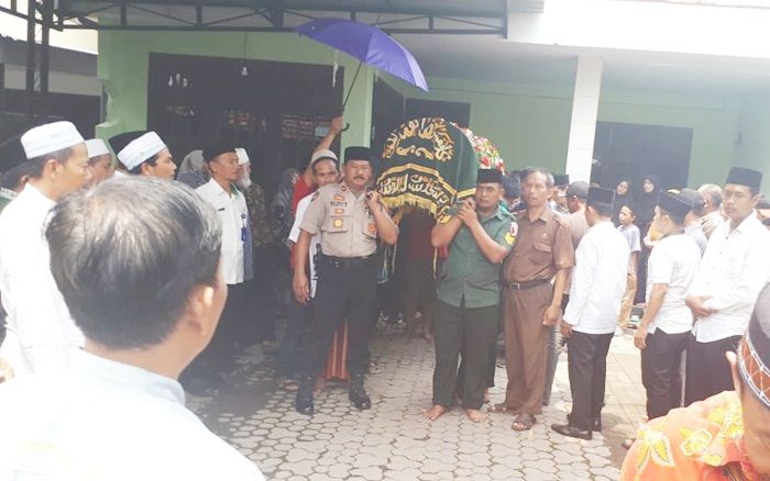 Kapolsek Buduran Takziah dan Angkat Jenazah Cakades Sukorejo Hingga ke Lokasi Pemakaman Kapolsek Buduran Takziah dan Angkat Jenazah Cakades Sukorejo Hingga ke Lokasi Pemakaman