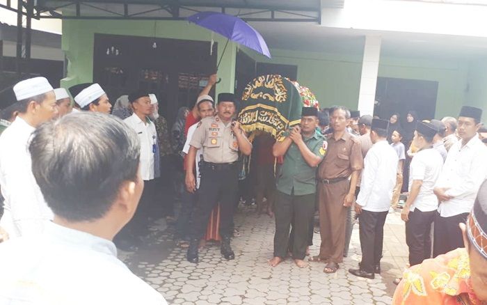 ​Kapolsek Buduran Takziah dan Angkat Jenazah Cakades Sukorejo Hingga ke Lokasi Pemakaman