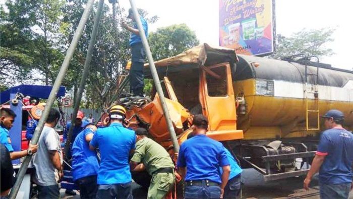 Hantam Truk Boks Saat Putar Balik, Kenek Truk Tangki Kritis