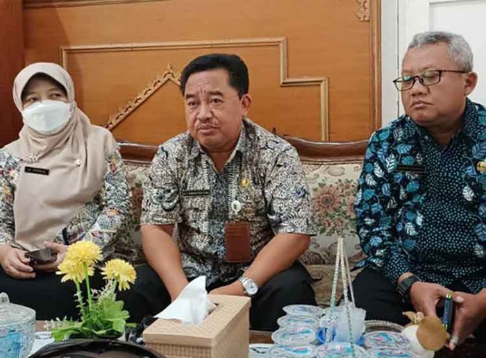 Antisipasi Gagal Ginjal Akut, Dinkes Tuban Larang Apotek Jual Obat Batuk Sirup Anak-Anak Antisipasi Gagal Ginjal Akut, Dinkes Tuban Larang Apotek Jual Obat Batuk Sirup Anak-Anak