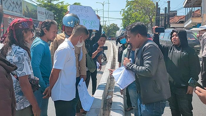 Protes Kanstein di Pamekasan, P3K Demo Kantor PU Jatim Protes Kanstein di Pamekasan, P3K Demo Kantor PU Jatim