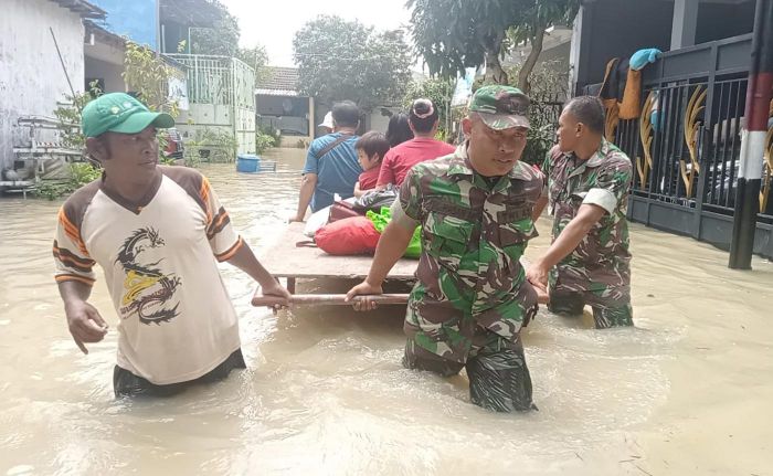 Anggota TNI Turun Tangan Bantu Evakuasi Korban Banjir di Gresik