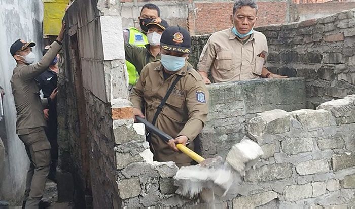 Kerap Dibuat Pesta Miras dan Narkoba, Bangunan di Sidorame Surabaya Dibongkar Petugas Gabungan Kerap Dibuat Pesta Miras dan Narkoba, Bangunan di Sidorame Surabaya Dibongkar Petugas Gabungan