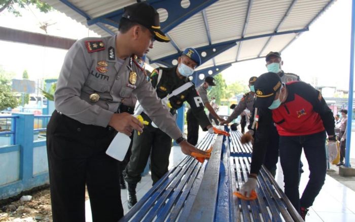 Cegah Covid-19, Forkopimda Sampang Gelar Baksos Bersih-bersih Fasilitas Umum