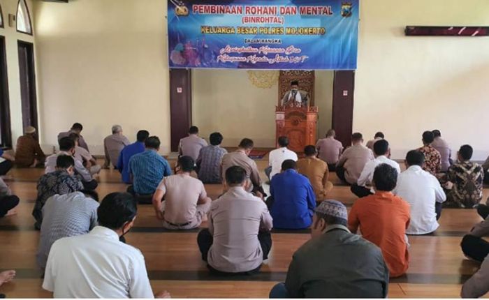 Ribuan Anggota Polda Jatim dan Polres Jajaran Serentak Ngaji Kitab Kuning Ribuan Anggota Polda Jatim dan Polres Jajaran Serentak Ngaji Kitab Kuning
