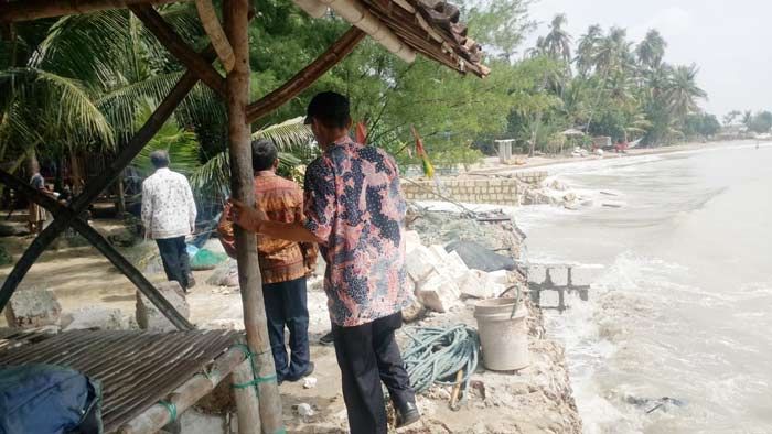 Gelombang Tinggi Rusak Fasilitas di Wisata Pantai Kelapa Tuban Gelombang Tinggi Rusak Fasilitas di Wisata Pantai Kelapa Tuban