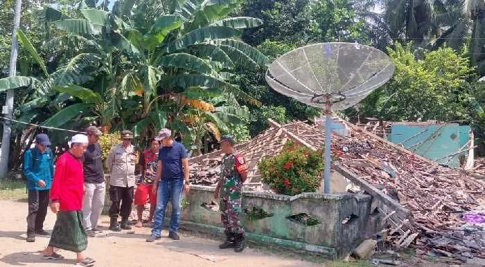 Polsek-Koramil Sangkapura dan BPBD Gresik Berjibaku Bantu Korban Gempa Bumi Polsek-Koramil Sangkapura dan BPBD Gresik Berjibaku Bantu Korban Gempa Bumi