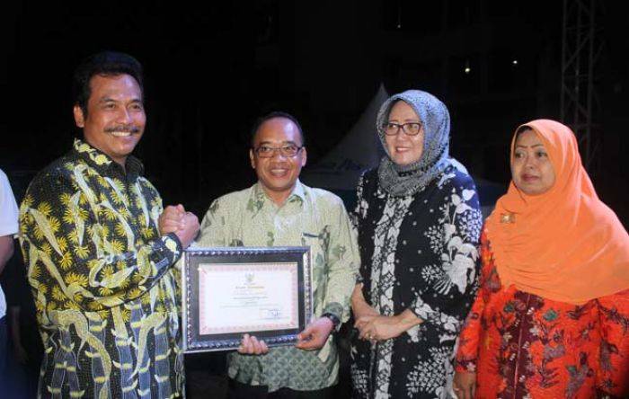 PD Bank Gresik Kantor Berwawasan Lingkungan Terbaik Tahun 2016 PD Bank Gresik Kantor Berwawasan Lingkungan Terbaik Tahun 2016