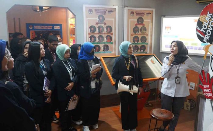 Mahasiswa FEB Universitas Widyagama Office Tour ke KPU Jatim