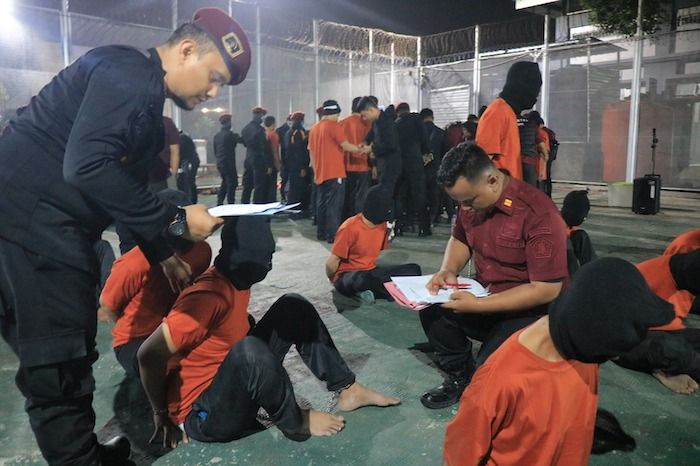 Lapas Kelas IIA Madiun Jadi Tempat Transit 48 Napi Berbahaya Tujuan Nusakambangan Lapas Kelas IIA Madiun Jadi Tempat Transit 48 Napi Berbahaya Tujuan Nusakambangan