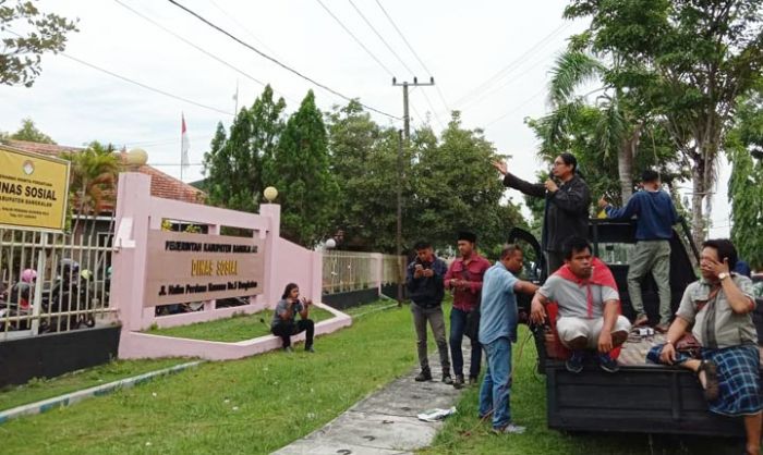 Tuding PKH Tidak Tepat Sasaran, Sejumlah Warga Demo Dinsos Bangkalan Tuding PKH Tidak Tepat Sasaran, Sejumlah Warga Demo Dinsos Bangkalan
