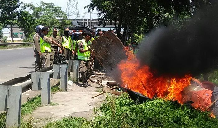 Ratusan Petugas Gabungan Tertibkan Bangli di Arteri Porong Sidoarjo Ratusan Petugas Gabungan Tertibkan Bangli di Arteri Porong Sidoarjo