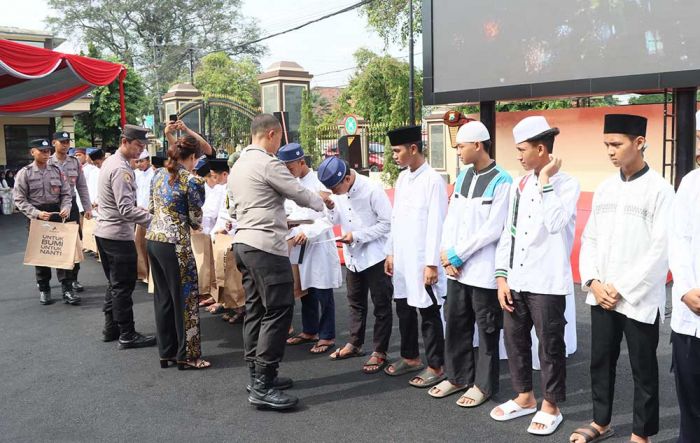 Resmikan Pagar Baru dan Ruang Fitnes, Kapolres Kediri Kota Dapat Surprise Ultah dari Jajaran Resmikan Pagar Baru dan Ruang Fitnes, Kapolres Kediri Kota Dapat Surprise Ultah dari Jajaran