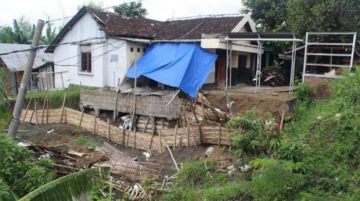 Tanggul Longsor, Rumah Warga di Desa Perning Mojokerto Terancam Hanyut Tanggul Longsor, Rumah Warga di Desa Perning Mojokerto Terancam Hanyut