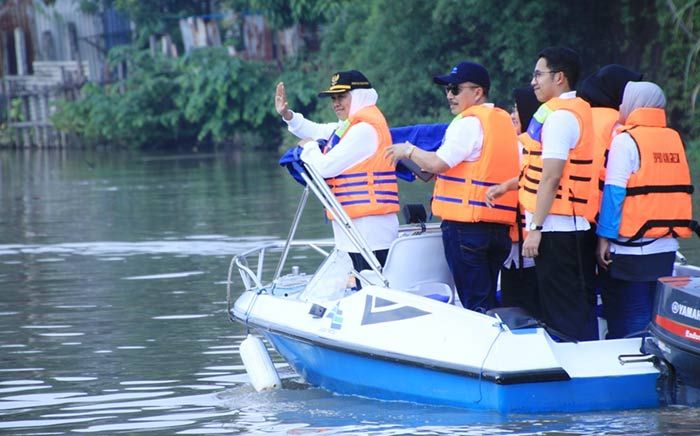 Kampanyekan Bersih Sungai, Khofifah Susuri Sungai Brantas Kampanyekan Bersih Sungai, Khofifah Susuri Sungai Brantas