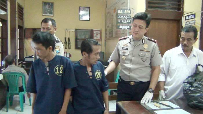 Dua Maling di Surabaya ini Nekat Mencuri Sambil Bugil Dua Maling di Surabaya ini Nekat Mencuri Sambil Bugil