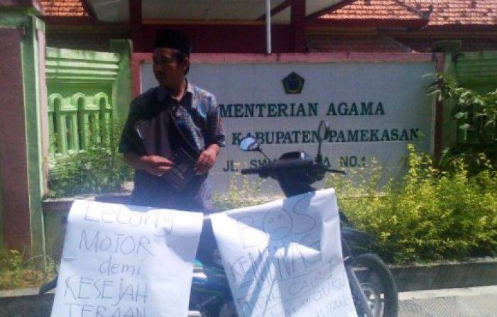 Dana BOS Tak Cair 5 Bulan, Kepsek Lelang Motor di Depan Kantor Kemenag Dana BOS Tak Cair 5 Bulan, Kepsek Lelang Motor di Depan Kantor Kemenag