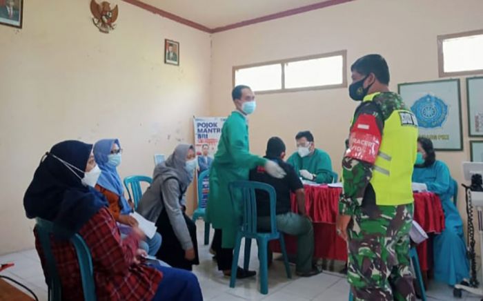 Koramil Geneng Pantau Pelaksanaan Vaksinasi di Desa Dempel