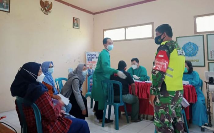 Koramil Geneng Pantau Pelaksanaan Vaksinasi di Desa Dempel Koramil Geneng Pantau Pelaksanaan Vaksinasi di Desa Dempel