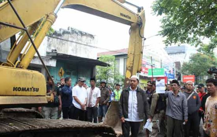 Sempat Terjadi Ketegangan, Pedagang di Jalan Mastrip Sempat Terjadi Ketegangan, Pedagang di Jalan Mastrip