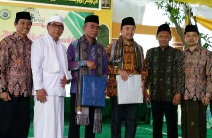 Menpora dan Mendikbud Nyanyi di Reuni Akbar Alumni MAN Tambakberas Jombang Menpora dan Mendikbud Nyanyi di Reuni Akbar Alumni MAN Tambakberas Jombang