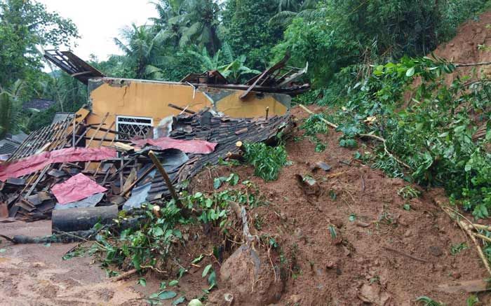 Diterjang Longsor, Satu Rumah di Ponggok Pacitan Rata dengan Tanah, Puluhan Warga Mengungsi