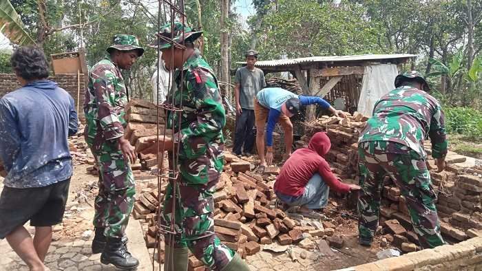 Satgas TMMD di Kediri Mulai Bongkar Rumah Tak Layak Huni Satgas TMMD di Kediri Mulai Bongkar Rumah Tak Layak Huni