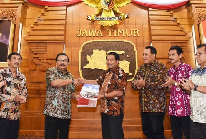 Pakde Karwo Serahkan 40 SK PAW Anggota DPRD Kota Malang di Surabaya