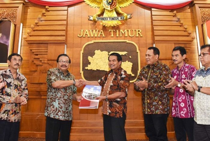 Pakde Karwo Serahkan 40 SK PAW Anggota DPRD Kota Malang di Surabaya Pakde Karwo Serahkan 40 SK PAW Anggota DPRD Kota Malang di Surabaya