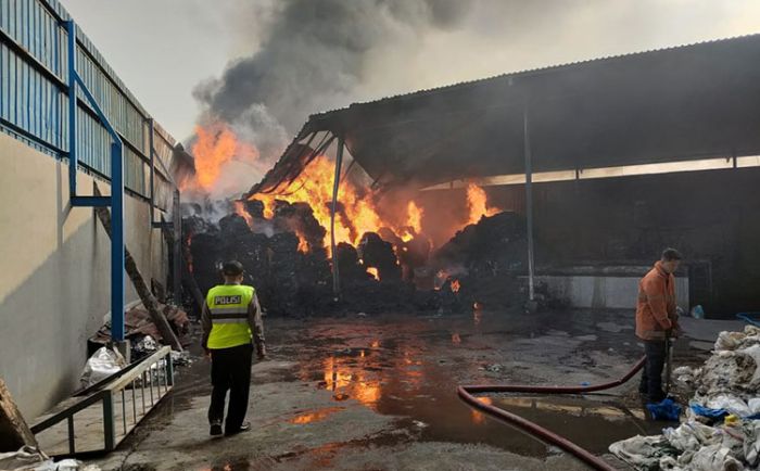 Gudang Biji Plastik di Sidoarjo Terbakar, Diduga Akibat Korsleting Listrik Gudang Biji Plastik di Sidoarjo Terbakar, Diduga Akibat Korsleting Listrik