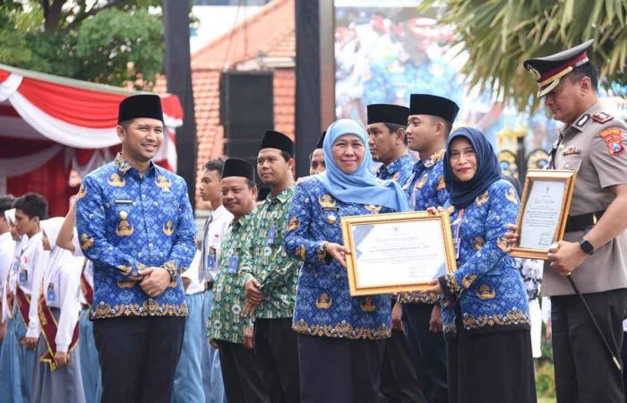 Gubernur Khofifah Minta ASN dan Guru Bekerja Profesional dalam Melayani Masyarakat Gubernur Khofifah Minta ASN dan Guru Bekerja Profesional dalam Melayani Masyarakat