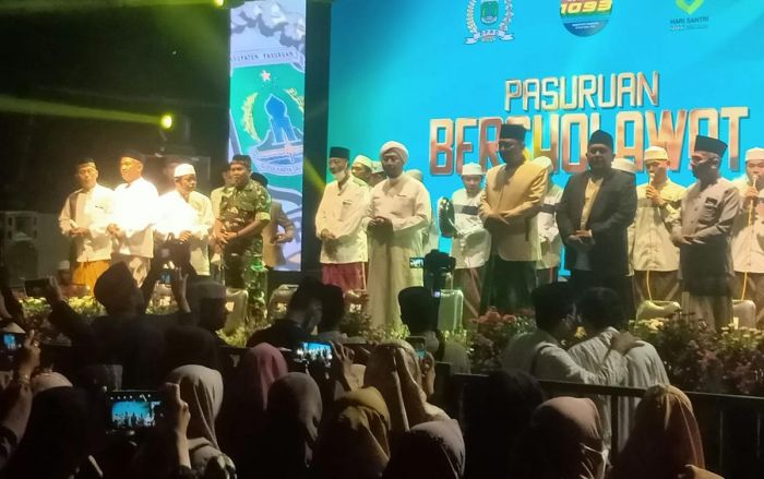 Doakan Keselamatan Warga Kabupaten Pasuruan, Ribuan Jemaah Ikuti Pasuruan Bersholawat di DPRD Doakan Keselamatan Warga Kabupaten Pasuruan, Ribuan Jemaah Ikuti Pasuruan Bersholawat di DPRD