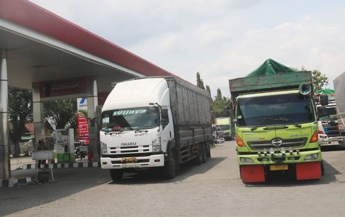 Stok Solar Habis, Puluhan Sopir Truk Rela Menginap di SPBU Tunggorono Jombang