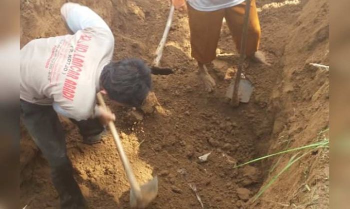 Sepuluh Jenazah di Makam Duduhan Pacitan Hilang Terseret Banjir, Keluarga Mencari Sepuluh Jenazah di Makam Duduhan Pacitan Hilang Terseret Banjir, Keluarga Mencari