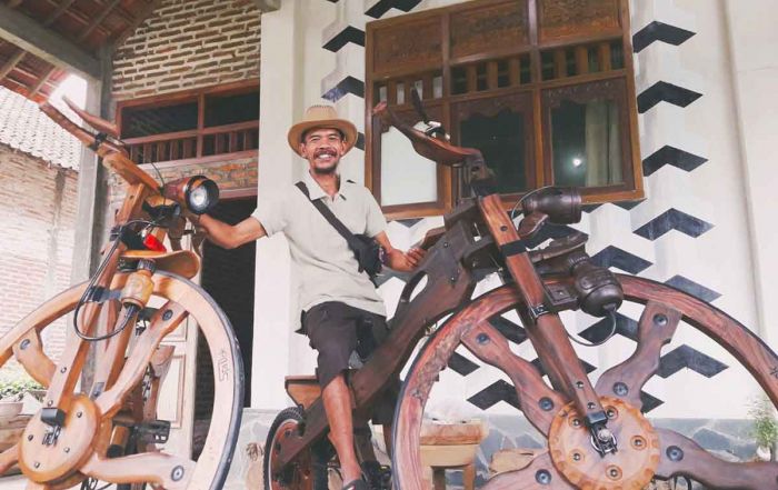 Sepeda Kayu Unik Berusia 2 Tahun dari Tulungagung ini Ditawar Kolektor Rp20 Juta Sepeda Kayu Unik Berusia 2 Tahun dari Tulungagung ini Ditawar Kolektor Rp20 Juta