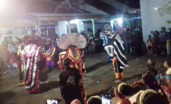 Warga Probolinggo Usir Covid-19 dengan Ritual Suro Warga Probolinggo Usir Covid-19 dengan Ritual Suro